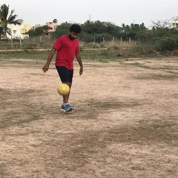 `ஏரியா நண்பர்களுடன் ஃபுட்பால்... 100 முறை தண்டால்..!’ - `அட்டகத்தி’ தினேஷ் ஃபிட்னெஸ் சீக்ரெட்