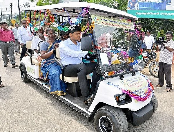 ஆட்சியர் அலுவலகத்தில் இலவச பேட்டரி கார் சேவை!