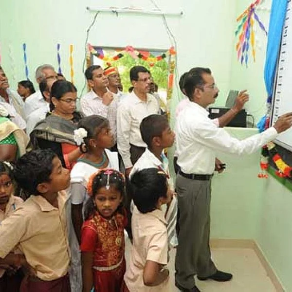 `தீர்வுகளுக்கு எளிதான விளக்கம்’ - அரசுப் பள்ளியில் ஸ்மார்ட் கிளாஸ் திறந்த கலெக்டர் பெருமிதம்