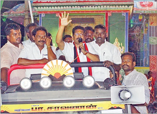 அ.தி.மு.க கோட்டையில் ஓட்டை போடும் அ.ம.மு.க… நுழையப் பார்க்கும் தி.மு.க!
