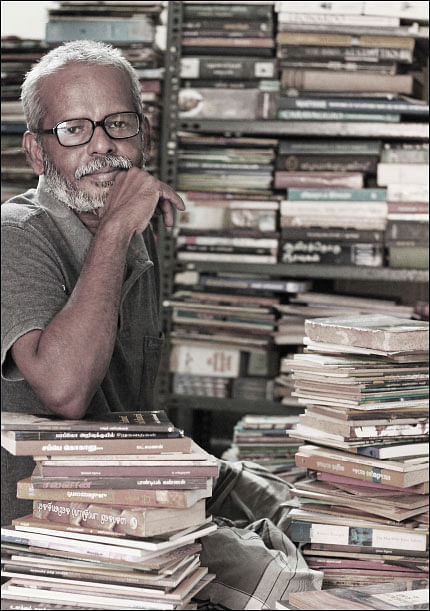 கரும்பூஞ்சைப் படலத்தில் வெண்ணிறக் காளான்கள் - யூமா வாசுகி