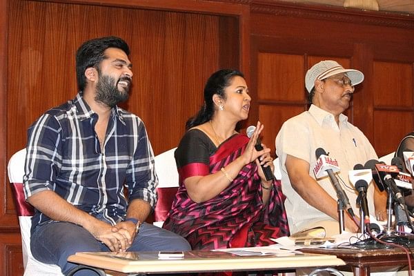நடிகர் சங்க பிரச்னையை தீர்க்க ரஜினி, கமல் ஏன் முன்வரவில்லை? ராதிகா காட்டமான கேள்வி!