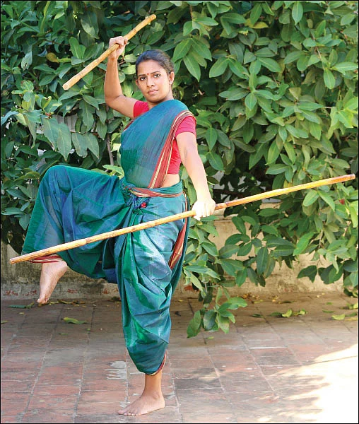 சேலையில் சிலம்பம்!