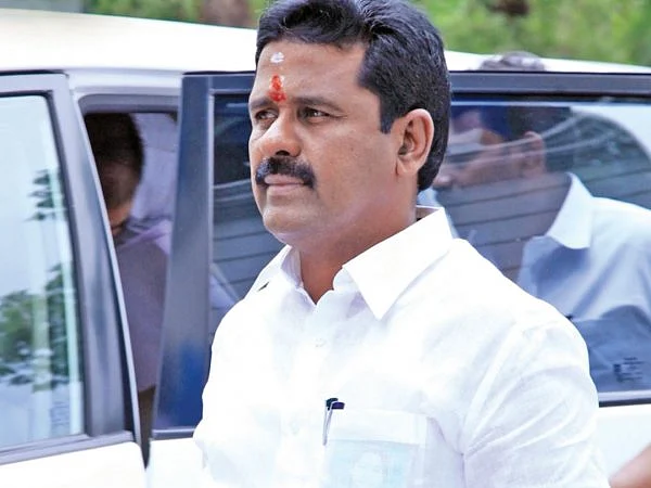 தண்ணீர்த் தொட்டி, பாத்ரூம் எதுவும் தப்பவில்லை... ஆர்.காமராஜ் சம்பந்தி வீட்டு ரெய்டில் நடப்பது என்ன?