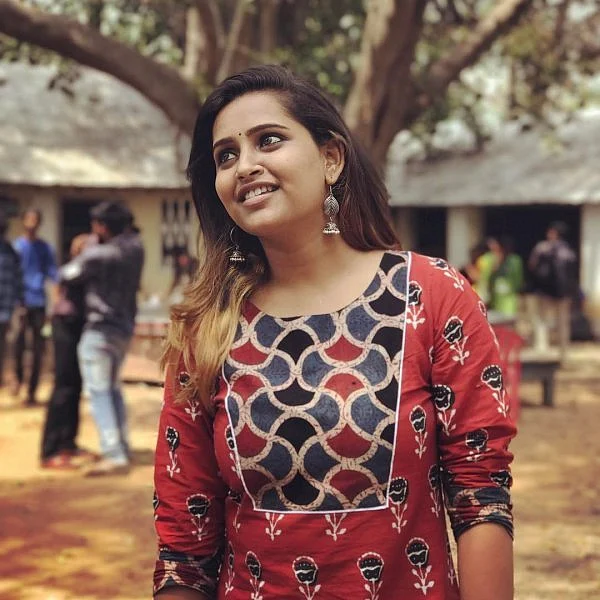 ’’ஆன் ஸ்கிரீனில் அமைதி... ஆஃப் ஸ்கிரீனில் ஆங்கிரி... இதுதான் ஜாக்குலின்..!’’ - அத்தியாயம் 18