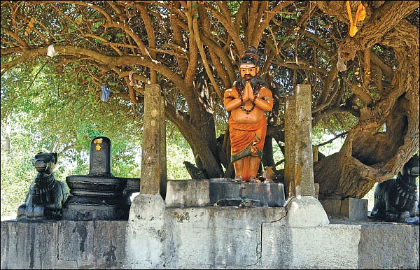 மலைகளின் நடுவே மணக்கோலம்! - பெரும்பேர் கண்டிகையில் அற்புதம்