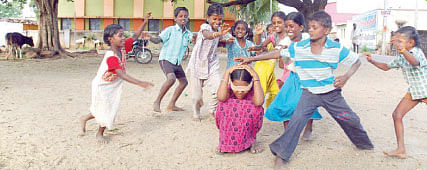 கிராமத்து விளையாட்டு - கண்ணாமூச்சி !