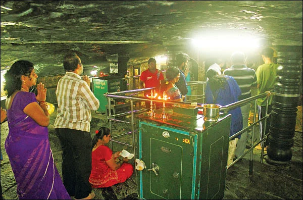 மண்ணுக்கடியில் மகேஸ்வர தரிசனம்! - குகைக்கோயில் அற்புதம்