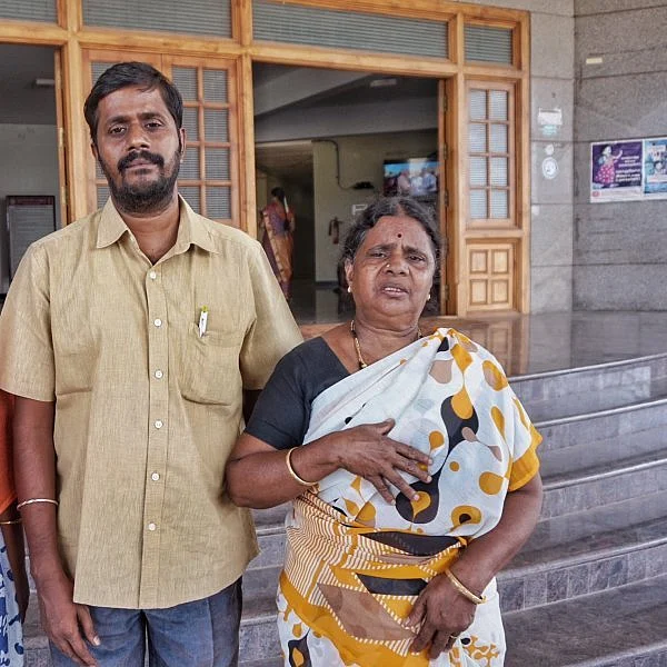 `உன் கணவர் எங்கே?' - பெண்ணை மிரட்டிய போலீஸ்; தர்ணாவில் ஈடுபட்ட குடும்பத்தினர்!