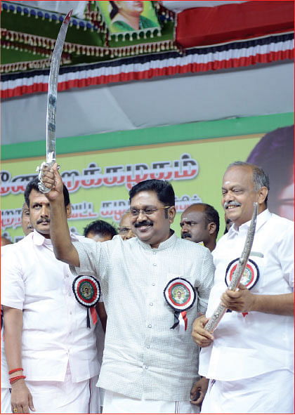 “சாக்கடைத்துறை அமைச்சர்... சாக்கடை போல பேசுகிறார்!”