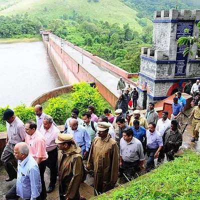 முல்லை பெரியாறு அணையில் மூவர்குழு ஆய்வு !