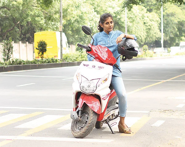ஹெல்மட்டா... மேக்கப் கலைஞ்சுரும்ல!