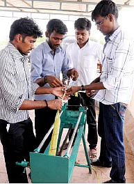 வாழை நார் பிரிக்கும் எந்திரம்...