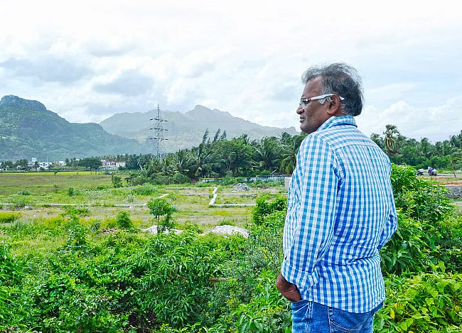 “ஒரு சோட்டா கவர்மென்ட்டுக்காக ஒருவன் நாவல் எழுதுவானா என்ன?!” - சந்திப்பு: சுகுணா திவாகர், வெய்யில்
