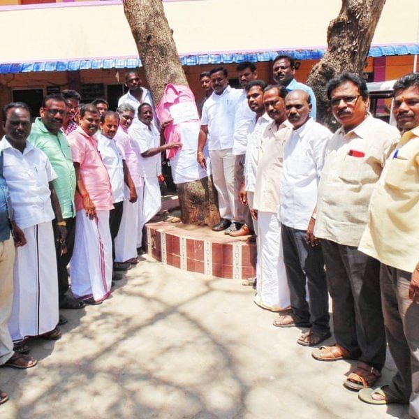 வேப்பமரத்துக்கு வேட்டி, சட்டை அணிந்து மனு!- நகராட்சி அலுவலகத்தில் நடந்த நூதனப் போராட்டம்