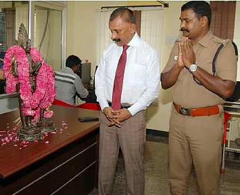 நாற்றமெடுக்கும் ‘நாற்காலி’கள்!