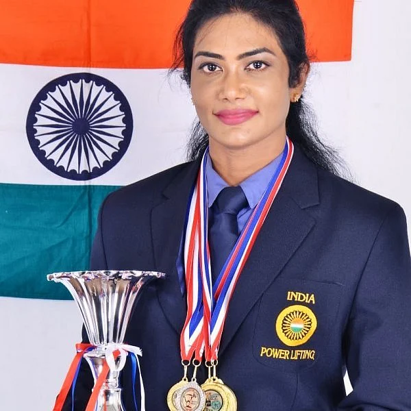 ``குழந்தை பொறந்தா உடம்புல சத்து இருக்காதேனு தவிர்த்தாங்க!'' - ஏஷியன் பவர் லிஃப்டிங்கில் தங்கம் வென்ற டாக்டர்