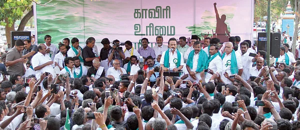பயணம் முடிந்ததும் கவர்னருக்கு நெருக்கடி! - ஸ்டாலின் பிளான்!