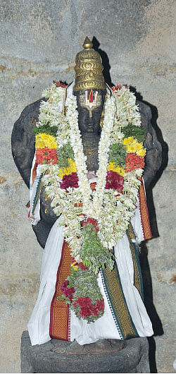அரங்கனை மார்பில் தாங்கிய பிள்ளை லோகாச்சாரியார்