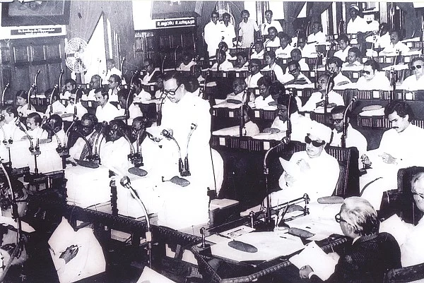 தமிழகத்தின் தலைக்கு மேல் தொங்கும் கத்தி... மிரட்டும் செக்ஷன் 356