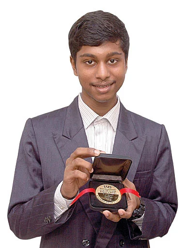 தங்க மாணவன் முகிலன் !