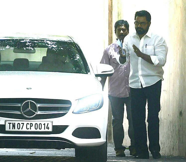 வருமான வரித்துறை அலுவலகத்தில் அடுத்தடுத்து அமைச்சர் விஜயபாஸ்கர், சரத்குமார் ஆஜர்!