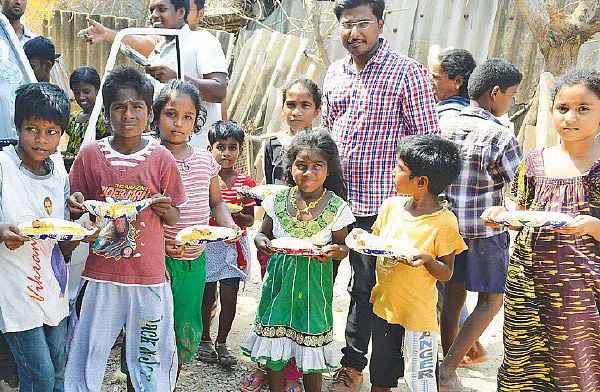 பசித்த வயிறுகள்... பரிமாறும் உள்ளங்கள்!