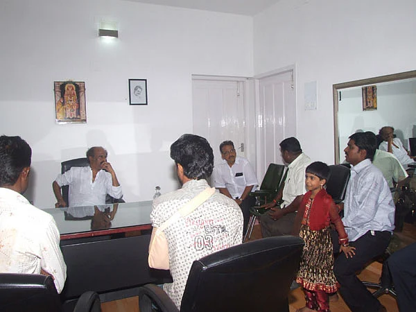 சீக்கிரமே வருவேன்... நல்லதே நடக்கும்! : ரசிகனிடம் ரஜினி சத்தியம்