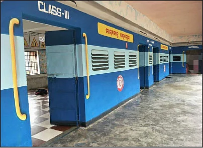 ரயிலில் ஓர் வகுப்பறை!
