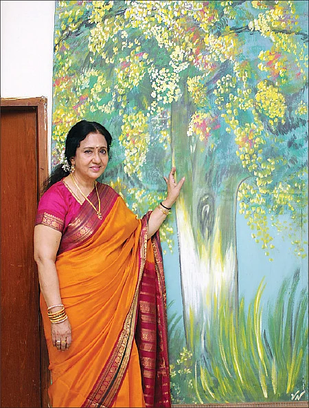 நடிப்பு... நாட்டியம்... ஓவியம்! - 68 வயதிலும் ஆக்டிவ் நிர்மலா