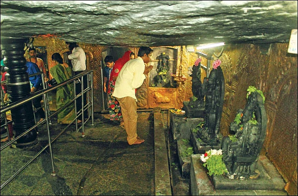 மண்ணுக்கடியில் மகேஸ்வர தரிசனம்! - குகைக்கோயில் அற்புதம்