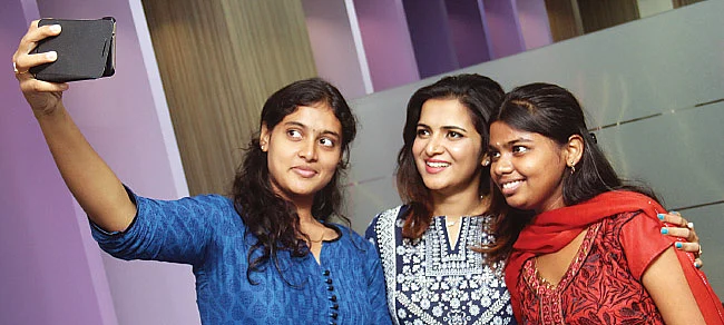 உங்ககிட்ட தனுஷ் நம்பர் இருக்கா?