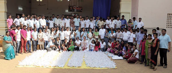 “வலதுகை கொடுக்குறது இடதுகைக்குத் தெரியலாம்!''