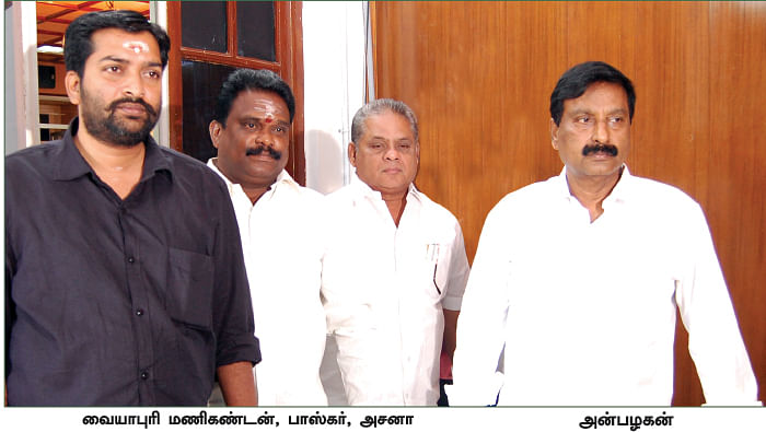 “பஞ்சராகிக் கிடக்குது புதுவை அ.தி.மு.க!” - தலையிடுமா தலைமை?