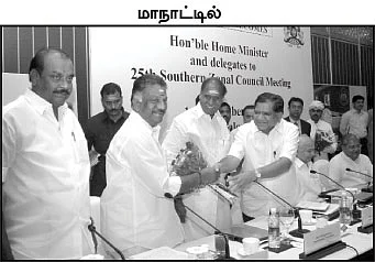பெங்களூருவில் 'பம்மிய' பன்னீர்!