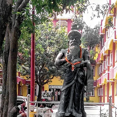 “வால்மீகி சிலை இங்கே எதற்கு?”