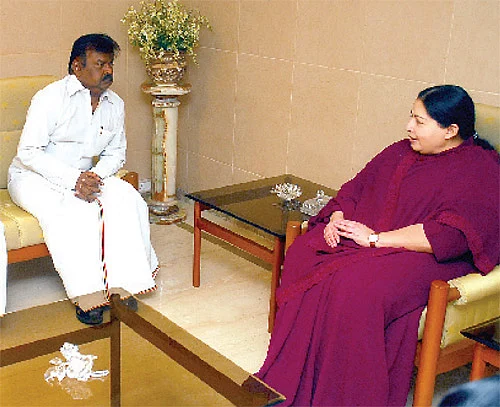 மிஸ்டர் கழுகு: விஜயகாந்த்தை கழற்றிவிட நினைக்கிறாரா ஜெ.?