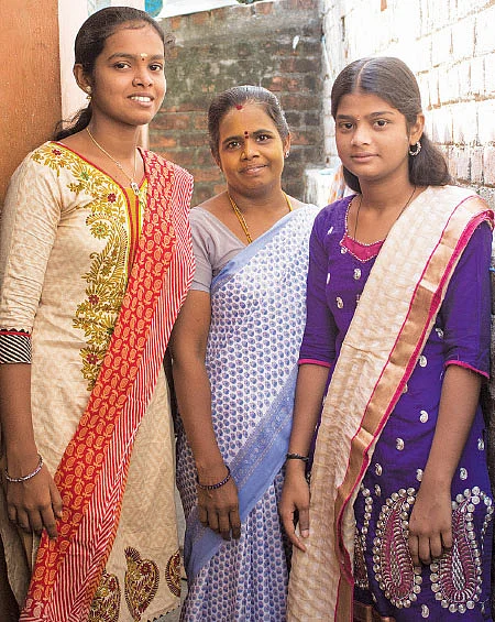 வீட்டில் வறுமை... மார்க்ஷீட்டில் செம்மை!