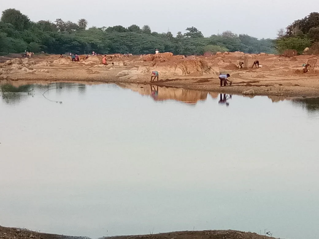 `ஆற்றிலேயே குழிதோண்டி புதைச்சிடுவோம்' - மணல் கடத்தலைத் தடுக்க முயன்றவருக்கு அமைச்சரின் ஆதரவாளர்கள் மிரட்டல்