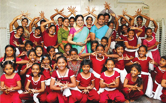 நடிப்பு... நாட்டியம்... ஓவியம்! - 68 வயதிலும் ஆக்டிவ் நிர்மலா