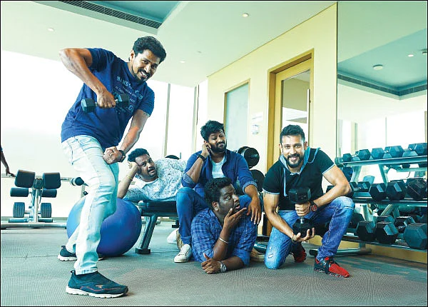 கலகல கலாய் பாய்ஸ் நாங்க!