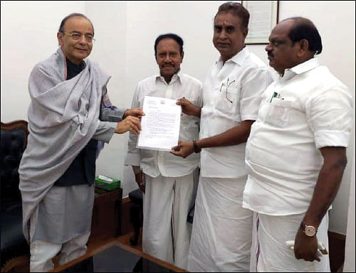 ஆட்சியாளர்களின் சுயநலத்துக்கு பலிகடாவாகும் உள்ளாட்சி! - தமிழகம் இழந்த ரூ.3,000 கோடி