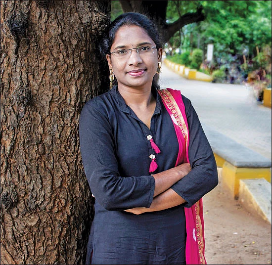 பறவையே எங்கு இருக்கிறாய்? - அகிலா