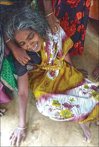 வேதனை - விவசாய நிலத்தில் பெண்கள்