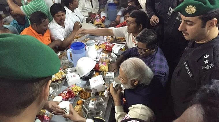 சவுதி அரேபியாவில் இந்திய பணியாட்களுடன் அமர்ந்து சாப்பிட்ட மோடி !