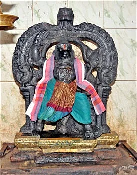 ஸ்ரீஅனுமனின் காலடியில்... ஸ்ரீசனிபகவான்!