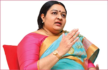 ‘வான்டட்’டாக வண்டியில் ஏறிய பேபிம்மா! - குஷியில் எடப்பாடி முகாம்...