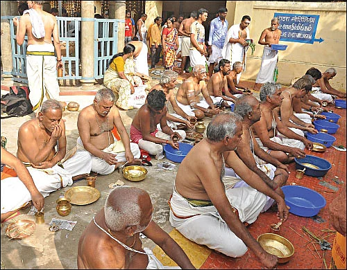 ஆடி அமாவாசை - பித்ரு தோஷம் தீர்க்கும் முன்னோர் ஆராதனை