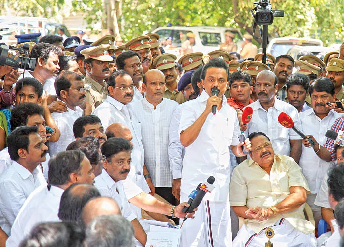 கொதிக்கும் சட்டசபை... குற்றவாளி யார்?