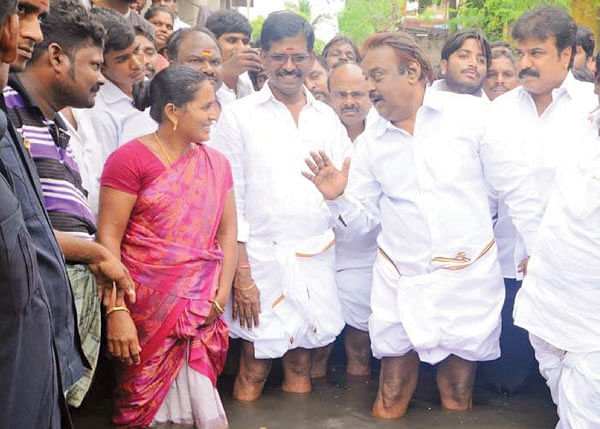 “ரெண்டு பேருமே வரக் கூடாது!”